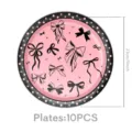Nahaufnahme des rosa Party-Papiertellers mit schwarzen Schleifen- und Sternmustern. - 9 Zoll Pappteller 10 Stück