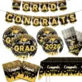 Schwarz Gold 2026 Abschluss Party Geschirr Banner Set Einweg Teller Becher Deko Set - 6er Pack (Teller+Servietten+Becher+Banner+Tischdecke) / Schwarz und Gold Abschluss