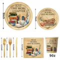 Retro Buch Design Party Geschirr Set mit Pappteller Becher Servietten und goldenem Besteck. - 7-teiliges Set (7 Zoll x10, 9 Zoll x10, Serviette x20, Becher x10, Besteck x30)