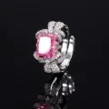 Detailopname van prachtige roze edelsteenring met strikmotief en schitterende steentjes. - Ijsbloem Geslepen Donkerroze Ring