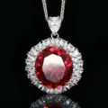 Vista detallada de un collar con colgante de piedra roja ovalada y circonitas brillantes. - Colgante de Falso Corindón Rojo Con Cadena Chopin