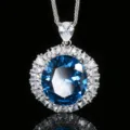 Exquisito collar colgante de piedra azul con halo de circonita brillante y fina cadena. - Colgante de Falso Espinela Azul Con Cadena Chopin