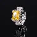 Gedetailleerde close-up van de luxe vergulde strikring met een gele stenen middelpunt. - Ijs Geslepen Geel Diamant Ring