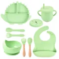 Set de vajilla de silicona verde menta para bebé con plato dinosaurio, bol, taza, cuchara, babero. - Conjuntos / Verde claro