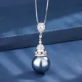 Dettaglio collana con ciondolo di perla scura, zirconi brillanti e catenina in argento. - Ciondolo Perla Grigia Con Catena