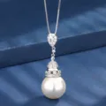 Elegante collana con ciondolo di perla placcata in oro con dettagli in zirconia per donna. - Ciondolo Perla Bianca Con Catena