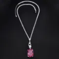 Primo piano dettagliato della collana con ciondolo in cristallo rosa con strass lucenti. - Oro Bianco Ciondolo Rosa Con Catena Versatile