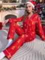 Gedetailleerde close-up van kerst pyjama set voor dames met peperkoekman print bij haard. - S / Boven- En Onderstuk / Rood