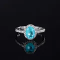 Magnifique bague ovale bleu néon avec des détails étincelants de pavé de zircones. - Style Bleu Paraïba