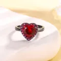 Detaillierte Nahaufnahme eines atemberaubenden herzförmigen roten Schmuckrings mit schwarzem Band. - Einzelner Ring