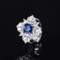 Deslumbrante anillo de racimo de flores de zafiro sintético azul con circonitas brillantes, detalle. - Anillo de Espinela Azul