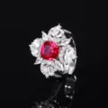 Primo piano dettagliato di anello vintage quadrato con pietra rossa e zirconi bianchi. - Anello di Corindone Rosso