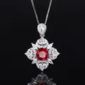 Splendida collana con pendente in corindone sintetico rosso e zirconi cubici scintillanti. - Collana con Ciondolo Rosso Rubino