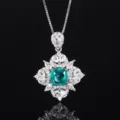 Splendida collana con ciondolo smeraldo taglio cuscino e dettagli in zirconi scintillanti. - Collana con Ciondolo Verde Smeraldo