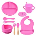 Roze siliconen baby servies set met een verdeeld bord, zuignap kom, beker en slabbetje. - Y8-set