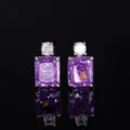 Detailaufnahme von Vintage lila funkelnden Kristallen Ohrringen mit schimmerndem Stein. - Ohrstecker / Eisblumen Schliff Lila Diamant (Ohrstecker)