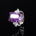 Detailansicht eines vintage violetten Zirkonrings mit funkelnden Herz Seitensteinen im Set. - Ring / Eisblumen Schliff Lila Diamant (Ring)