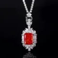Collana con ciondolo in diamante ad alto tenore di carbonio rosso di lusso con zirconi. - Ciondolo Rosso Cinese Taglio Fiore di Ghiaccio Con Catena Abbinabile