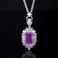 Vista dettagliata della collana con ciondolo in zirconia cubica viola e alone di pietre brillanti. - Ciondolo Cristallo Viola Taglio Fiore di Ghiaccio Con Catena Abbinabile
