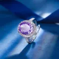 Elegante zilverkleurige damesring met grote ovale paarse zirkonia en steentjes. - Paarse Ijsgesneden Strass Ring / Open Verstelbaar