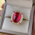 Vintage vergoldeter Ring mit grossem roten Cabochon Stein und funkelndem Zirkonia Halo. - Roter Korund Ring / Gold