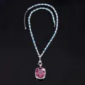 Dettaglio in primo piano della collana con ciondolo in pietra preziosa rosa e blu. - Ciondolo Rosa Appassita / Ciondolo Gemma Rosa Oro Bianco Con Catena Versatile