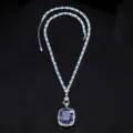 Primo piano di catena con occhi malvagi in cristallo blu brillante e grande collana con ciondolo. - Ciondolo Placcato Blu / Ciondolo Gemma Blu Oro Bianco Con Catena Versatile