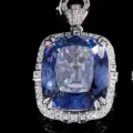 Elegante grande ciondolo di pietra preziosa blu cuscino con cornice diamante brillante. - Ciondolo Placcato Blu / Ciondolo Gemma Blu Oro Bianco Con Catena Chopin