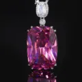 Lussuosa collana con pendente in pietra preziosa rosa e grande zircone con montatura in metallo. - Pendaglio Rosa Secca Tono Platino con Catena Chopin