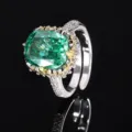 Eleganter 10x12mm grüner Kissen-Schliff Zirkonia Ring mit zweifarbiger Pave-Fassung. - Smaragdgrüner Eiskristallschliff Ring