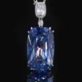 Lussuosa collana con ciondolo in pietra preziosa blu taglio cuscino e diamanti pavé - Oro Bianco Ciondolo Blu Con Catena Chopin