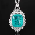 Dettaglio in primo piano di un ciondolo turchese cuscino con alone di zircone lucente. - Ciondolo Smeraldo Con Catena Versatile