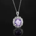 Elegante collana con ciondolo in stile vintage con gemma viola ovale e dettagli pavé scintillanti. - Ciondolo Blu Cangiante Taglio Nido d'Uccello (Con Catena)