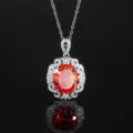 Primo piano dettagliato della collana vintage con pietra ovale arancione e cristalli luminosi. - Ciondolo Rosso Arancio Taglio Nido d'Uccello (Con Catena)