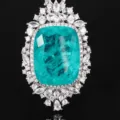 Meravigliosa collana con ciondolo in pietra turchese taglio cuscino con alone di zirconi. - Verde Smeraldo Con Catena Box