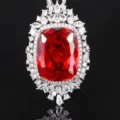 Squisita collana con ciondolo in zircone rosso taglio cuscino con pietre bianche scintillanti. - Ciondolo Rosso Arancio Con Catena Veneziana