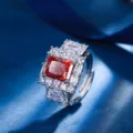 Lussuoso anello con gemma quadrata rossa e zirconi cubici brillanti per donne eleganti. - Anello Strass Rosso Taglio Ghiaccio