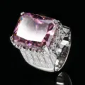Meraviglioso anello con grande gemma rosa taglio radiant e fascia tempestata di strass. - Taglia 6 / Rosa Antico