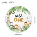 Detailansicht des niedlichen Dschungeltier Themen Papptellers mit wild one Text für Kinderparty. - 9 Zoll Teller / 10er Pack
