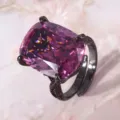 Squisito anello con pietra preziosa sintetica viola taglio cuscino in oro nero. - Taglio Nido d'Uccello Rosa Appassita / Anello