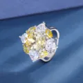 Dettaglio dell'anello floreale vintage con diamanti gialli e bianchi simulati per donne. - Anello in Zirconia Gialla