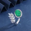 Primer plano detallado de la elegante gema ovalada esmeralda y el anillo de circonita. - Anillo de Calcedonia Verde