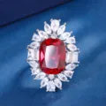 Primo piano di dettaglio del lussuoso anello con rubino simulato e alone di zirconi. - Anello / Rosso Rubino