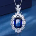 Splendida ed elegante collana con ciondolo in cristallo blu e bellissimi zirconi. - Collana con ciondolo / Blu Zaffiro