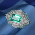 Primo piano dettagliato di anello cocktail vintage con pietra verde taglio smeraldo e zirconi. - Anello / Verde