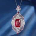 Dettaglio ravvicinato di collana con ciondolo in stile vintage e gemma rossa brillante. - singolo pendente (senza catena) / Rosso