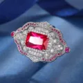 Elegante anello in stile corte vintage con pietra rossa e zirconi brillanti di lusso. - Anello / Rosso