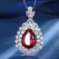 Primo piano dettagliato di una collana con ciondolo in pietra rossa a goccia con zirconi. - Ciondolo Solo (Senza Catena) (Rosso)