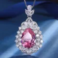Primo piano del lussuoso ciondolo a goccia in zirconia rosa con alone di pietre bianche scintillanti. - Ciondolo Solo (Senza Catena) (Rosa)