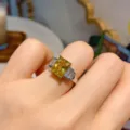 Elegante anello con gemma gialla rettangolare 8x10 con pietre laterali a baguette. - Taglia 6 / Giallo